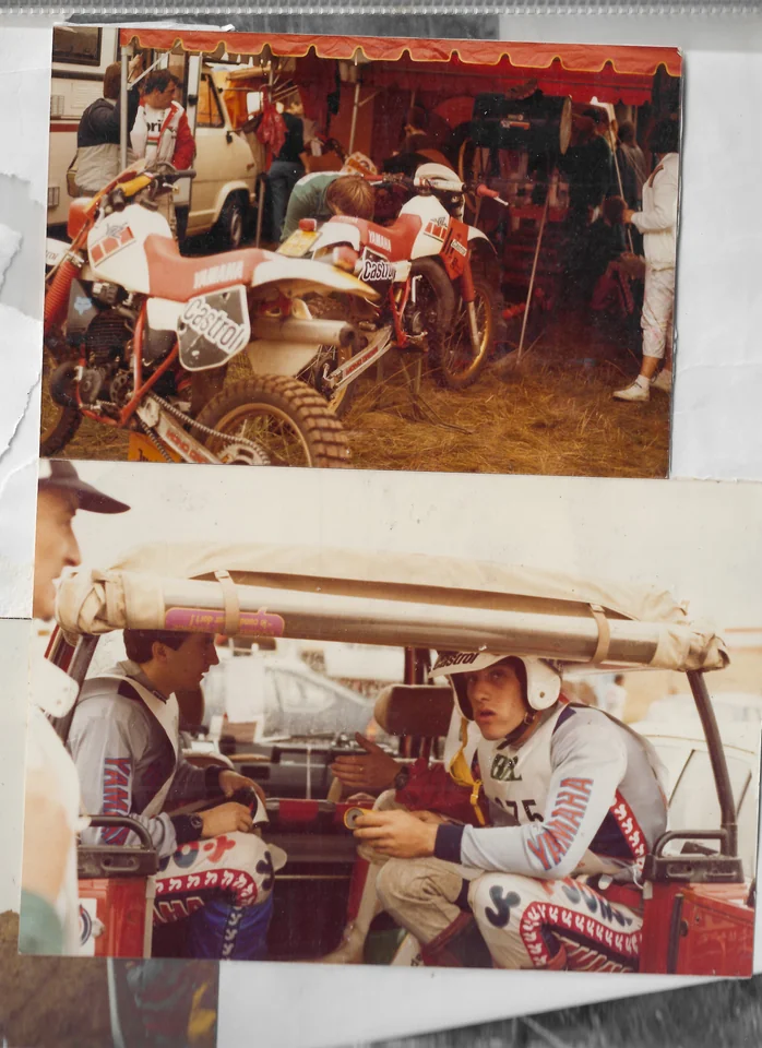 Page d’album avec deux photos couleur : des motos sous un auvent et un pilote casqué assis à une table.